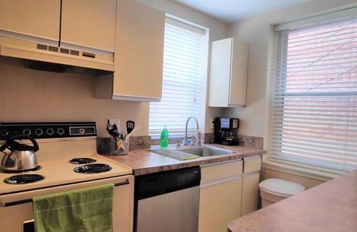 Mount Vernon Apartment | Spacious Central Condo Near Washington Monument & Hopkins Shuttle - 4 min walk