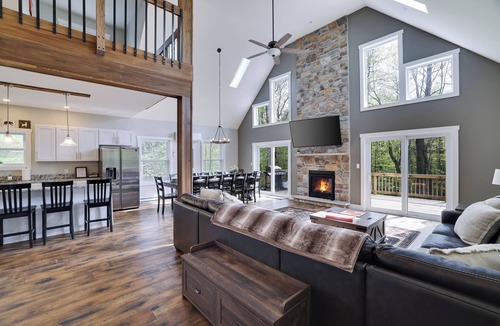 Jim Thorpe Ski Chalet | Spacious Chalet With Community Pool & Lake, Near Charming Town Of Jim Thorpe