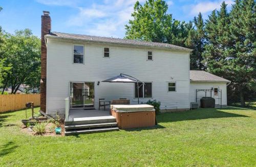 Parole House | Spacious Edgewater Home Deck & Sleeps 10