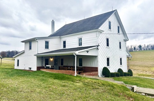Dornsife House | Spacious farmhouse on working PA family farm. Close to AOAA park and Knoebels!