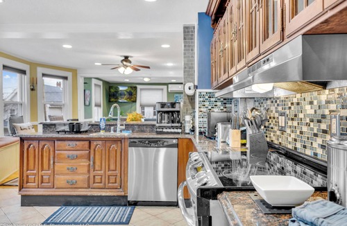 Wallingford Center Apartment | Spacious Luxe 4Br,2ba Retreat w/Jacuzzi Tub ,Free Parking &9min Walk to Downtown