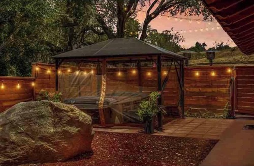 Rainbow CDP House | Spacious Luxury Retreat Sleeps 20 with Jacuzzi
