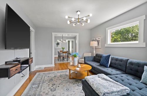 Southside House | Spacious Modern 6BR Near SU, Destiny USA, Zoo & Downtown, Sleeps 18
