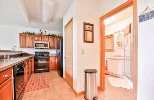 Hensonville House | Spacious Townhouse minutes from Village and Slopes with shuttle to mountain