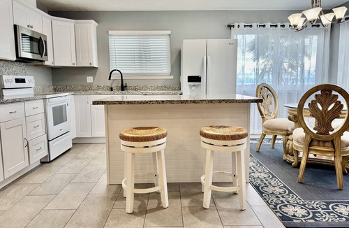 San Leandro House | Spectacular View Attached 2-Car Garage