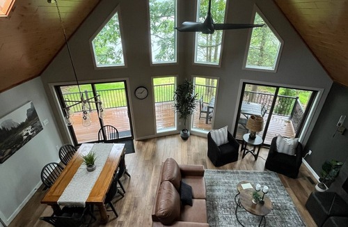 Drums Cabin | Spend time making cherished memories at this gorgeous 5-bedroom LAKEFRONT Lodge!