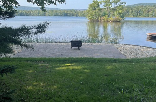 Drums Cabin | Spend time making cherished memories at this gorgeous 5-bedroom LAKEFRONT Lodge!