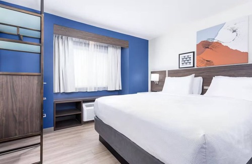 Clarion Hotel | Spotless, Modern Queen Room Near Clarion Local Diners, w/Free Parking