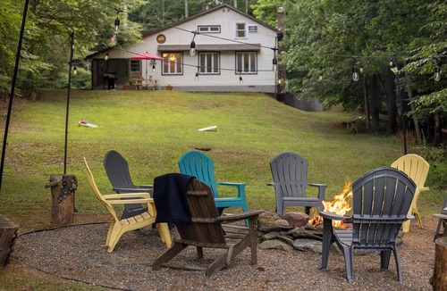 Purling House | Spring Special:Pond Views, Backyard Dining+BBQ