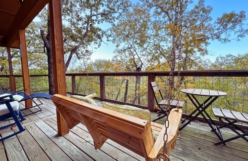 Jones Mills Cabin | Stay in a Treehouse Escape at Lake Catherine/Fire Pit + Lake Toys + Privacy