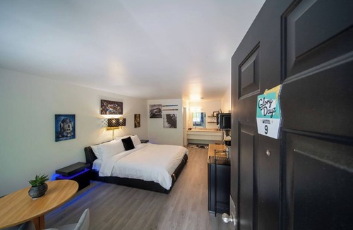 Eureka Springs Historic District Resort | Step into our Galaxy King Suite Room at GloryDayz!