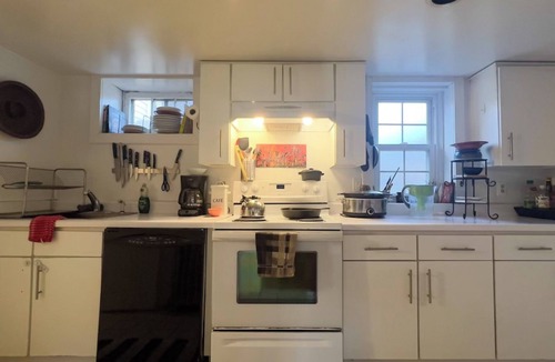 Beacon Apartment | Steps from train, DIA, cafés and hiking — in a peaceful garden-level retreat.