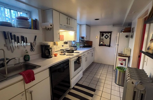 Beacon Apartment | Steps from train, DIA, cafés and hiking — in a peaceful garden-level retreat.