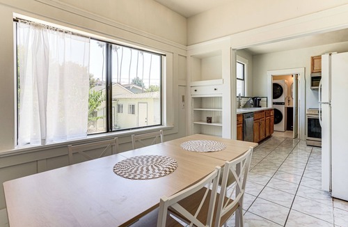 West Alameda House | Stroll to SF Bay Beaches! Cozy Home in Alameda