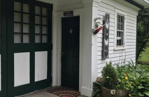 North Bennington Historic District Apartment | Studio style farm stay