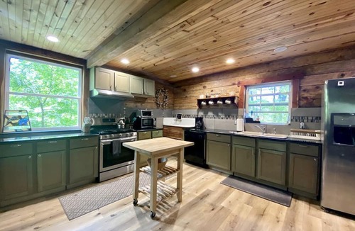 Boles Cabin | Stunning Group Cabin with Beautiful Surroundings and Hiking Trails in Arkansas