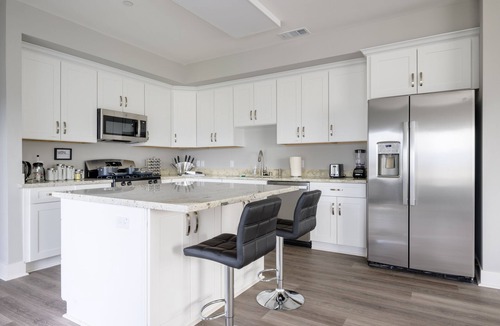Campbell Apartment | Stunning King suite, centrally located w/fast WiFi