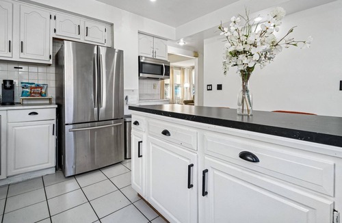 Prospect Park Apartment | Stylish APT near NYC, METLIFE with Parking & Patio