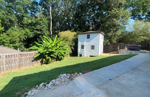 Gresham Park House | Stylish Cozy Guesthouse Hot Tub Private Entry Near Downtown & Airport