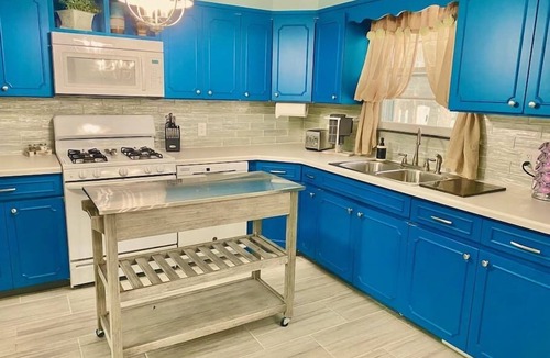 Schenectady House | Stylish Farmhouse Retreat|3Bedroom Rustic Elegance