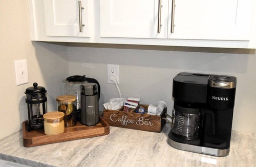 Newark House | Stylish Modern Ranch in Newark - Chef’s Kitchen, Fiber WiFi, Pet-Friendly!