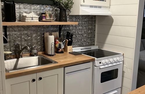 Forest Grove Cottage | Summer escape for 2 at Private Cottage! A 5 min drive to Peddlers Village!