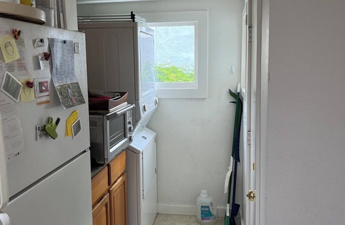 Emeryville House | Sunny 1-bedroom house with patio, dishwasher, washer-dryer, bathtub, and AC.