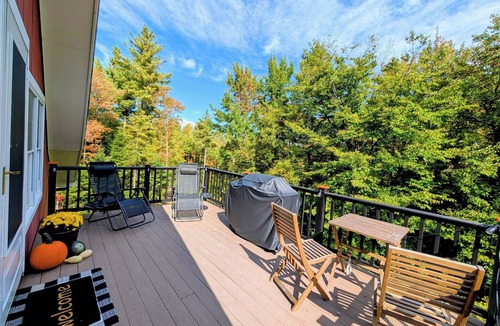 Warren Apartment | Sunny Alpine Suite Walk to Lake Private Deck Yard and Gardens w/Fire Pit