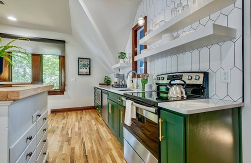 Eastwood House | Sunny, Open & Spacious Private Carriage House in a peaceful neighborhood!