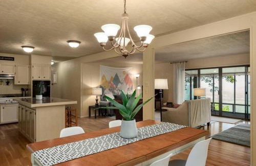 Jasper House | Sunrise Mountain Retreat-Summer Getaway in Jasper with a Hot Tub