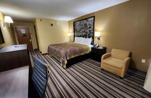 Pine Bluff Hotel | Super 8 by Wyndham Pine Bluff