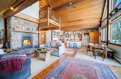 Bearsville Cabin | Sweeping Mountain-View Cabin, Woodstock Escape
