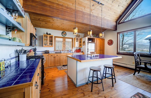 Bearsville Cabin | Sweeping Mountain-View Cabin, Woodstock Escape
