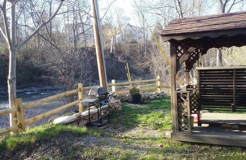 North Lake George House | Terrific 2-bedroom bungalow in charming Ticonderoga right on the lachutte river