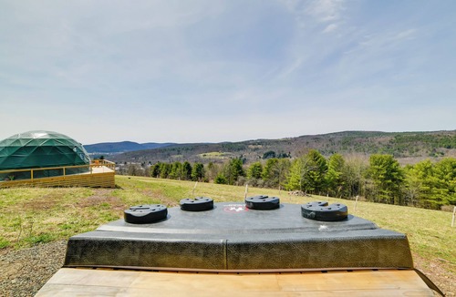Franklin Apartment | ‘The Bear Dome’ w/Barrel Hot Tub in Franklin!