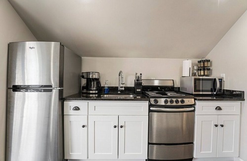 Saratoga Springs Apartment | The Carriage House by Saratoga Stays +garage