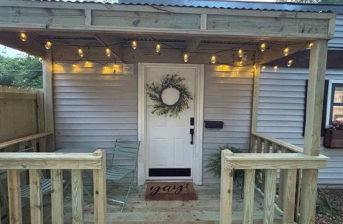 Searcy Apartment | The Center Street Studio - Sleeps 4