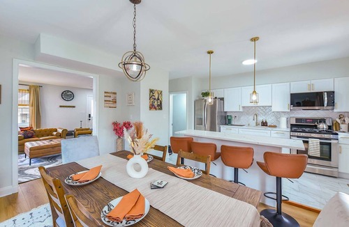 New Northwood House | The Coffeehouse - King Bed - Gym - Fast WiFi - Full Kitchen - Great Vibes