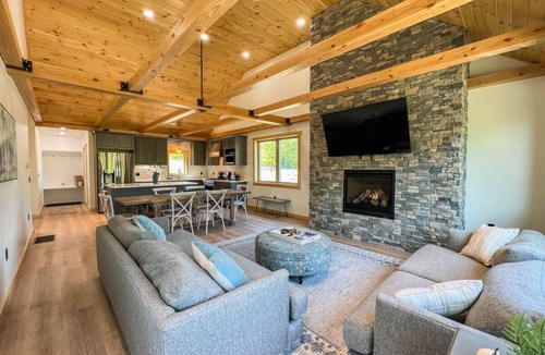 Bartlett House | The Ledgeview Lodge | Brand New, Hot tub, Views