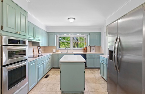 Briarwood House | The Markham Manor - 5BR/3.5B + Firepit, Patio Dining, Basement Lounge & Big Yard