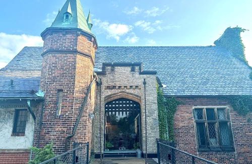 Bryant Bed & Breakfast | The Mayfair Castle