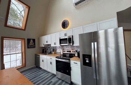 Acra House | The Moon House Dome: 10 min away from skiing and golfing. Waterfront. Fishing.