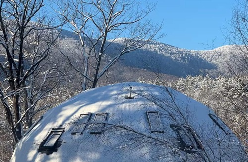 Acra House | The Moon House Dome: 10 min away from skiing and golfing. Waterfront. Fishing.