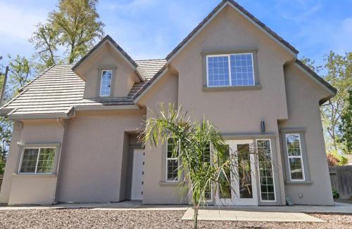 Central Davis House | The Salma Plan: 4BR/3.5BA, 2600 Sq Ft, Near Campus