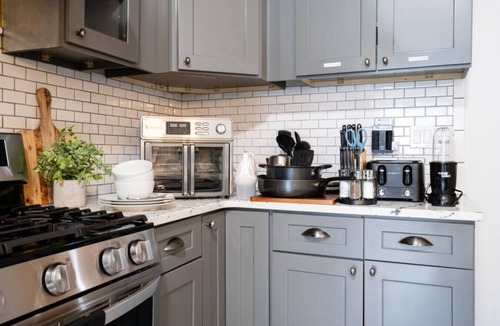 North Side House | The Victorian Blue 25min to NYC
