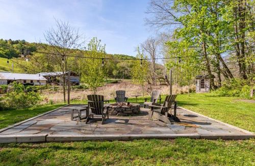 North Branch House | The Yellow House - 5BR Farmhouse Catskills Fireplace and Open Plan