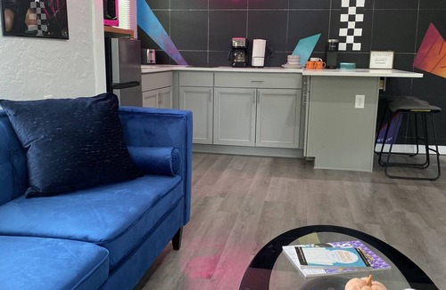 Sanford Apartment | Totally 80s!
