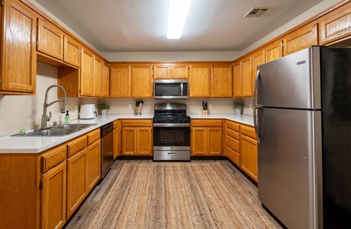 Springdale House | Townhome with a peaceful, soothing vibe, featuring KING and QUEEN size beds