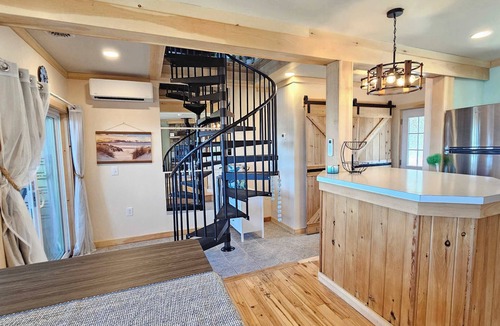 Cumberland Head House | Tramonto Cottage on the Lake Hot Tub Pet Friendly