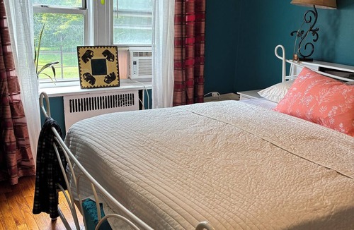 North Riverdale Apartment | Tranquil 1-bedroom apartment with AC in North Riverdale